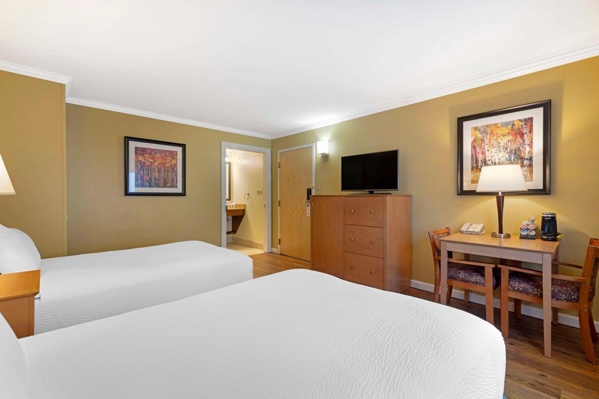 Best Western Plus Windjammer Inn & Conference Center Бърлингтън Екстериор снимка