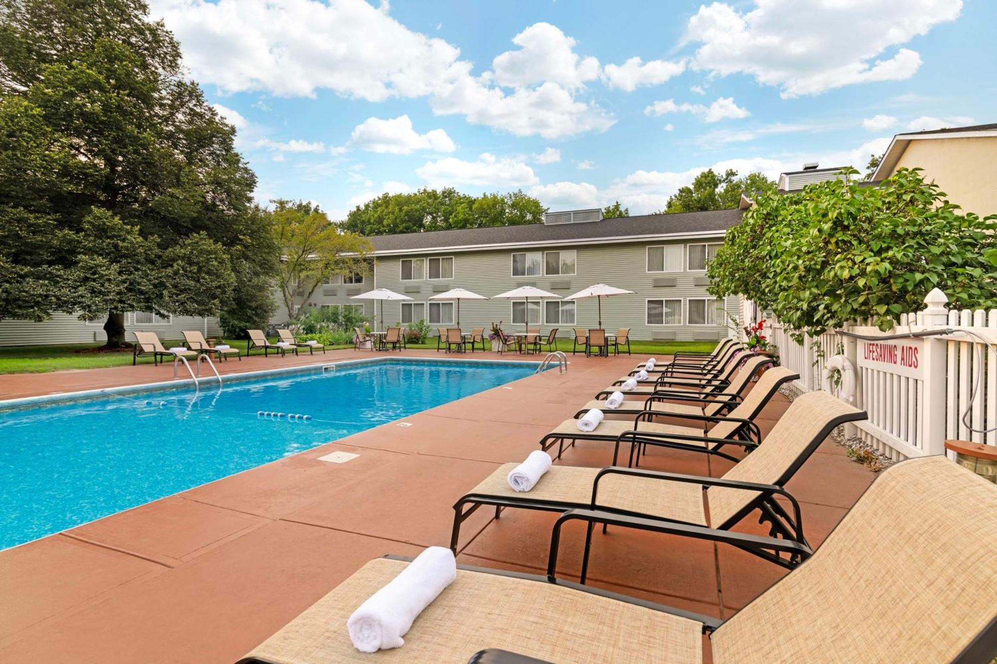 Best Western Plus Windjammer Inn & Conference Center Бърлингтън Екстериор снимка